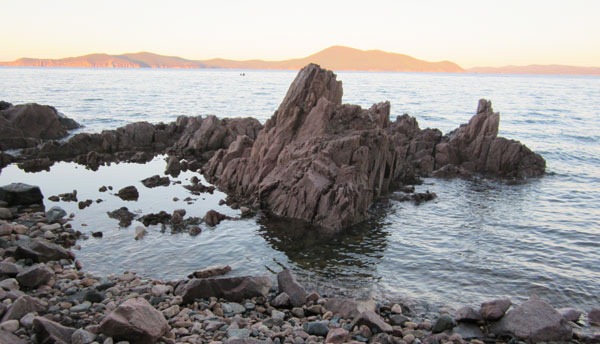 Красные камни - бухта Японского моря