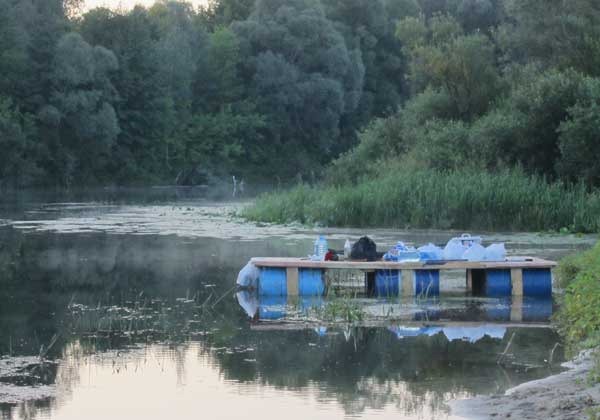 Плот у берега