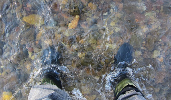Поток воды в реке силен